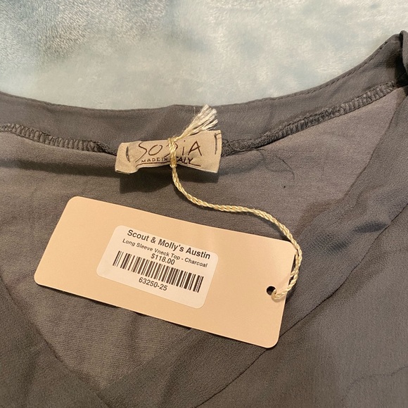 ⬇️Sofia long sleeve Vneck Top - Picture 6 of 8